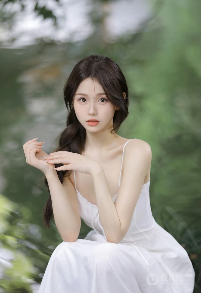 青提与少女，小溪边的清新清新肩带白裙女生和青提唯美写真照