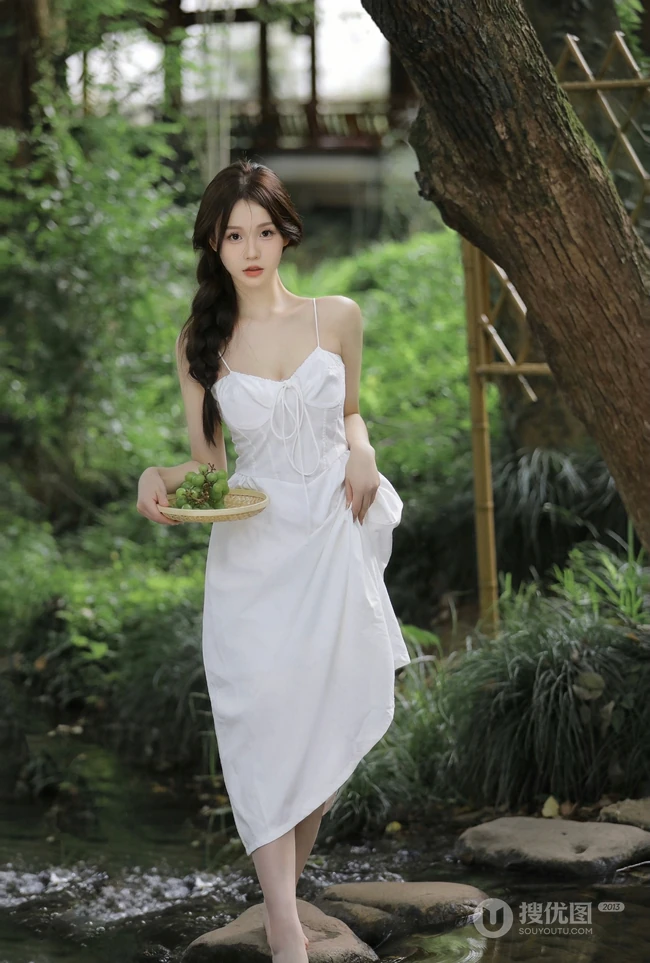 青提与少女，小溪边的清新清新肩带白裙女生和青提唯美写真照
