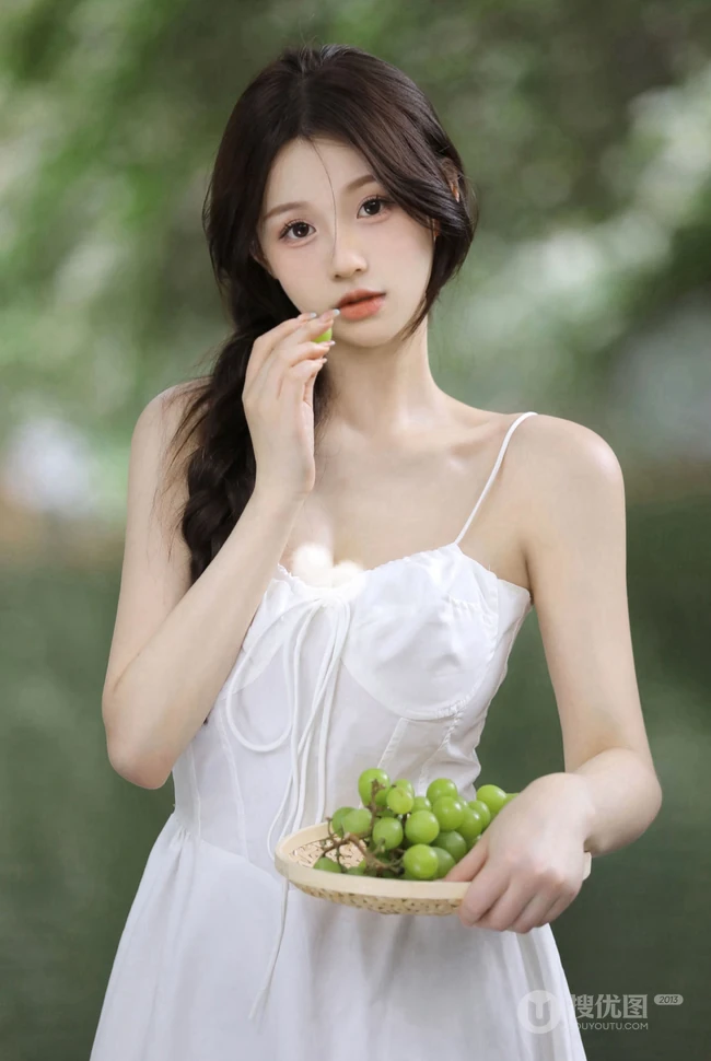 青提与少女，小溪边的清新清新肩带白裙女生和青提唯美写真照