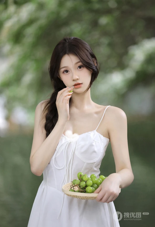 青提与少女，小溪边的清新清新肩带白裙女生和青提唯美写真照