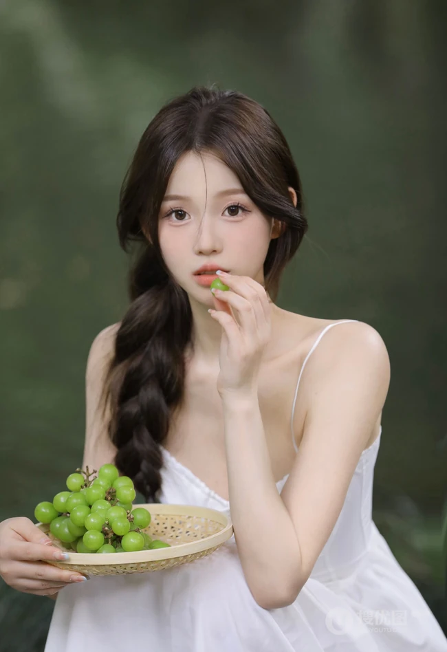 青提与少女，小溪边的清新清新肩带白裙女生和青提唯美写真照