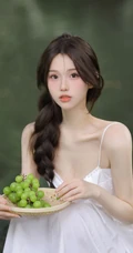 青提与少女，小溪边的清新清新肩带白裙女生和青提唯美写真照