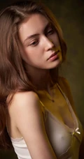 嘴唇很气质的欧美年轻女生黑色背心牛仔裤穿搭随心写真图片