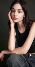 嘴唇很气质的欧美年轻女生黑色背心牛仔裤穿搭随心写真图片