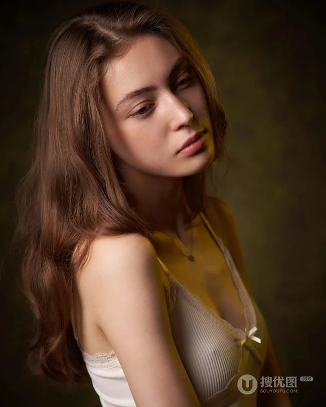 嘴唇很气质的欧美年轻女生黑色背心牛仔裤穿搭随心写真图片