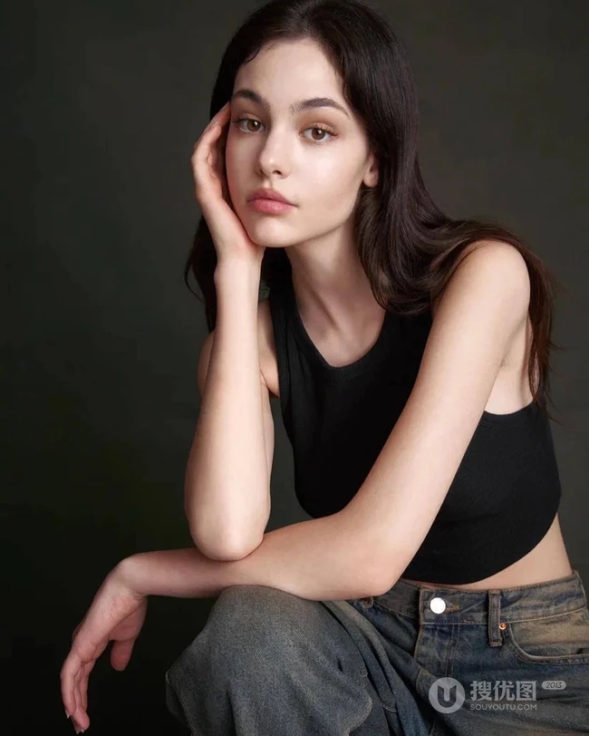 嘴唇很气质的欧美年轻女生黑色背心牛仔裤穿搭随心写真图片