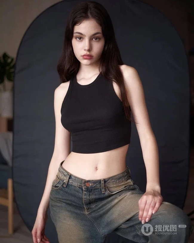 嘴唇很气质的欧美年轻女生黑色背心牛仔裤穿搭随心写真图片