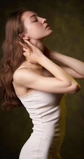 嘴唇很气质的欧美年轻女生黑色背心牛仔裤穿搭随心写真图片