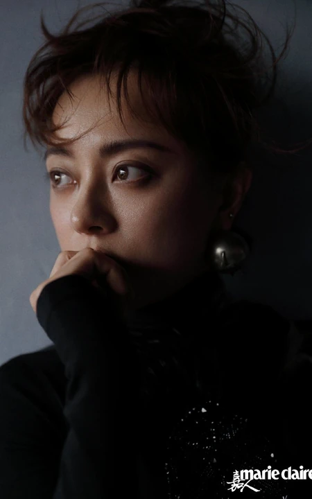 女星孙俪最新杂志写真，挑战不同个性另类奇怪服饰，优雅美丽