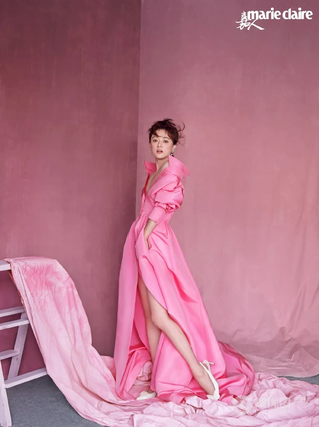 女星孙俪最新杂志写真，挑战不同个性另类奇怪服饰，优雅美丽