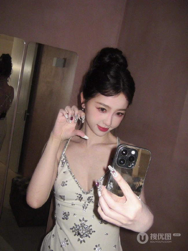 虞书欣最新旅拍，自拍，生活照，美甲加晶砖服饰全身亮闪闪