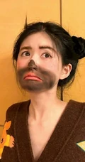 赵露思化身动漫人物熊二，搞怪无厘头表情和装扮，简直神cos