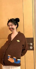 赵露思化身动漫人物熊二，搞怪无厘头表情和装扮，简直神cos