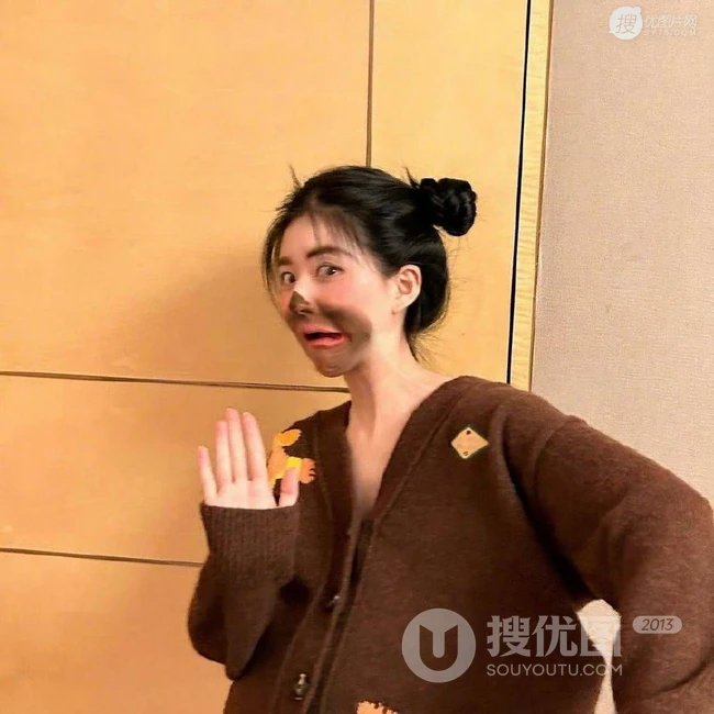 赵露思化身动漫人物熊二，搞怪无厘头表情和装扮，简直神cos