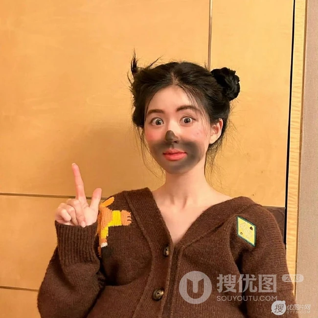 赵露思化身动漫人物熊二，搞怪无厘头表情和装扮，简直神cos