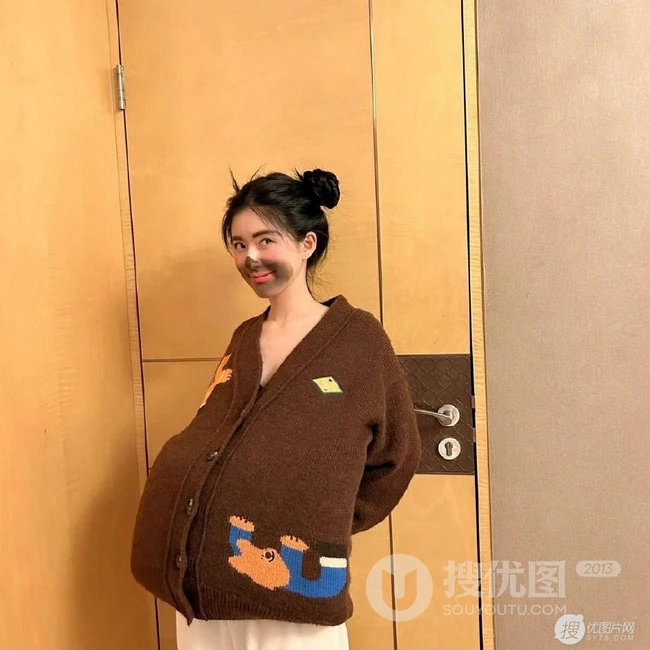赵露思化身动漫人物熊二，搞怪无厘头表情和装扮，简直神cos