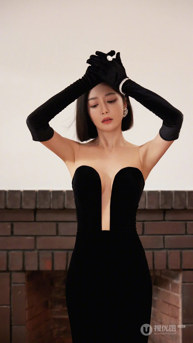 秦岚超低胸个性黑色连衣裙写真显完美身材手机壁纸图片