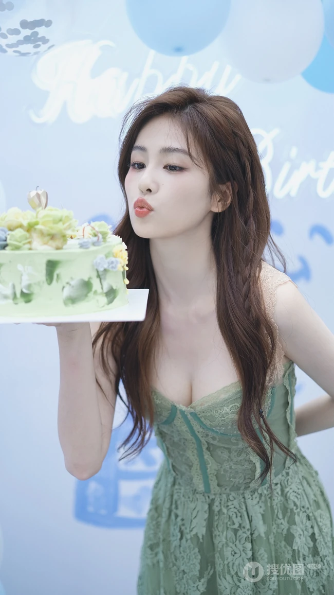 白鹿性感低胸绿色连衣裙吹生日蛋糕显迷人乳沟写真手机壁纸图片