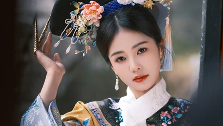 穿着清朝服饰的白鹿古装写真壁纸图片