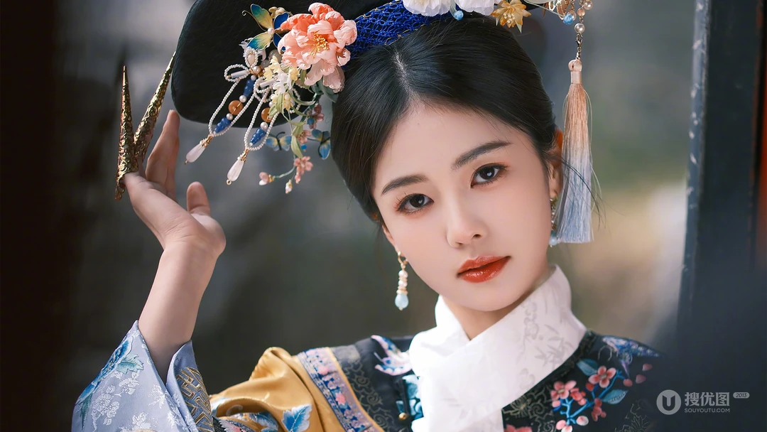 穿着清朝服饰的白鹿古装写真壁纸图片