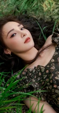 彭小苒气质卷发发型搭配印花裙户外青春地超美写真图片