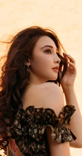 彭小苒气质卷发发型搭配印花裙户外青春地超美写真图片