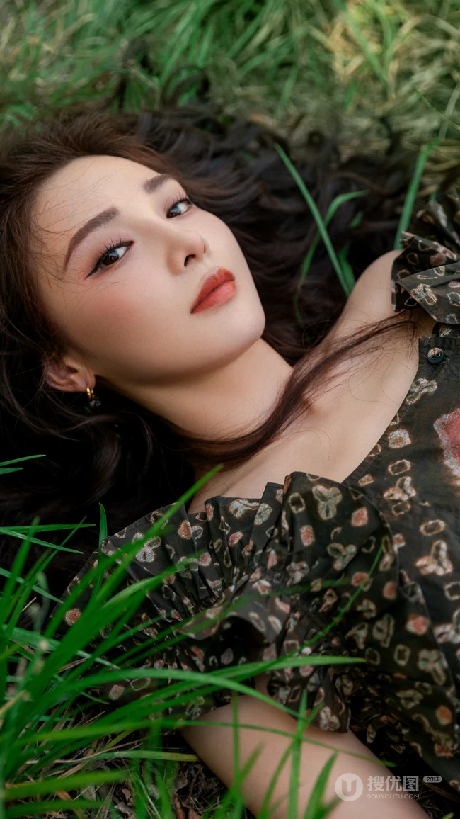 彭小苒气质卷发发型搭配印花裙户外青春地超美写真图片