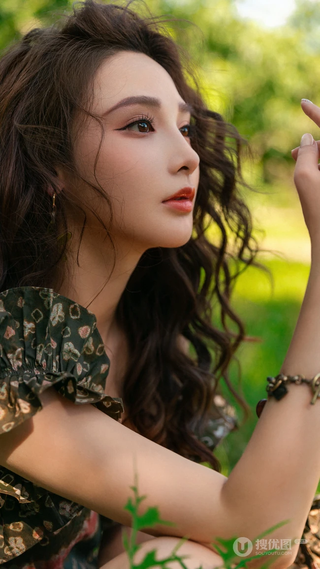 彭小苒气质卷发发型搭配印花裙户外青春地超美写真图片
