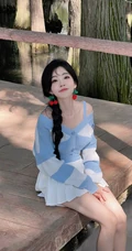 冯提莫可爱蓝色毛衣白色短裙穿搭湖边游玩美拍照片