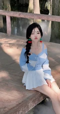 冯提莫可爱蓝色毛衣白色短裙穿搭湖边游玩美拍照片