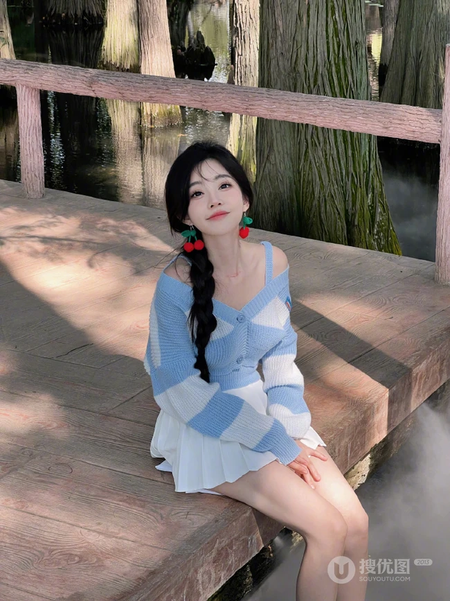 冯提莫可爱蓝色毛衣白色短裙穿搭湖边游玩美拍照片
