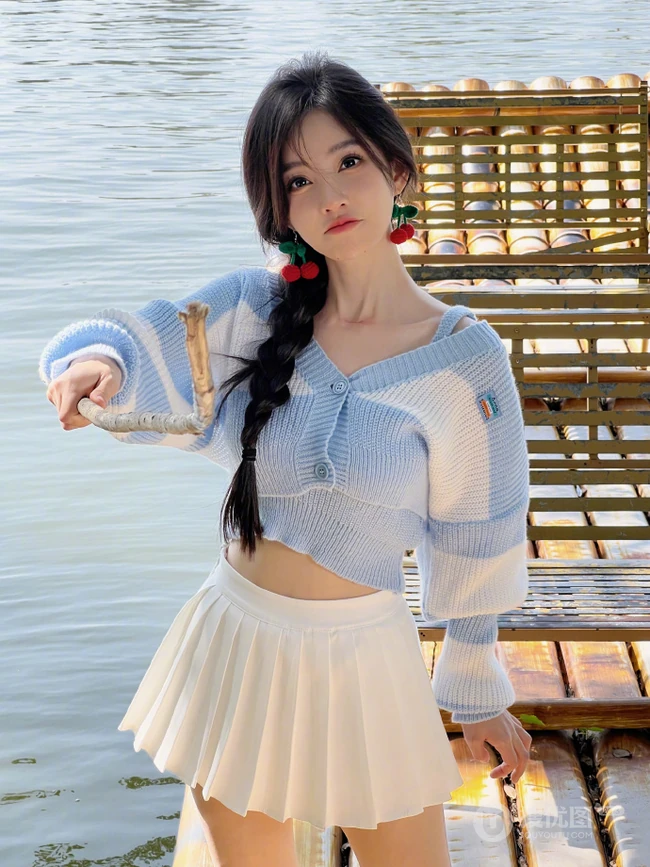 冯提莫可爱蓝色毛衣白色短裙穿搭湖边游玩美拍照片