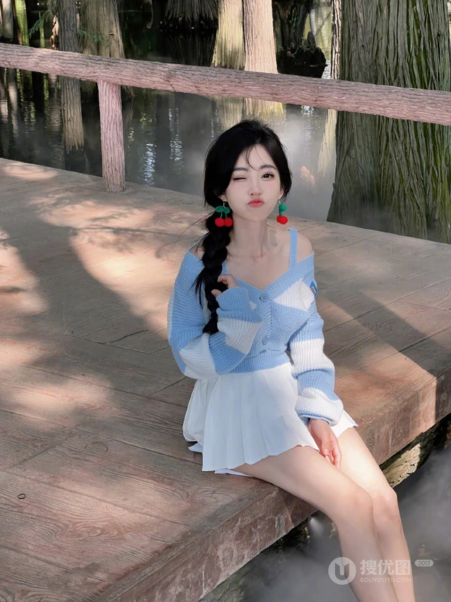 冯提莫可爱蓝色毛衣白色短裙穿搭湖边游玩美拍照片