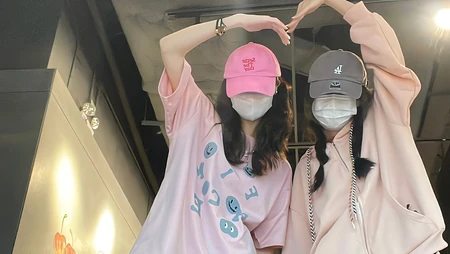 两个人的爱心手势交互，不露脸戴帽子真人网络美女壁纸图片