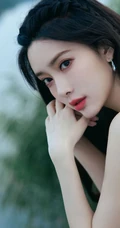 孟子义户外田间木栈道娇俏可爱美照，肩带衣加短裙尽显白皙肌肤身段
