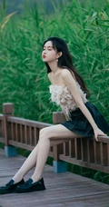 孟子义户外田间木栈道娇俏可爱美照，肩带衣加短裙尽显白皙肌肤身段