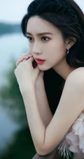 孟子义户外田间木栈道娇俏可爱美照，肩带衣加短裙尽显白皙肌肤身段