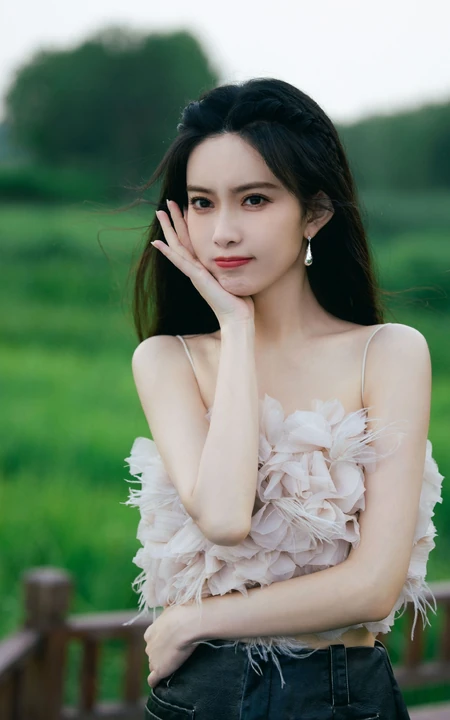 孟子义户外田间木栈道娇俏可爱美照，肩带衣加短裙尽显白皙肌肤身段