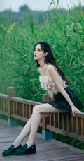 孟子义户外田间木栈道娇俏可爱美照，肩带衣加短裙尽显白皙肌肤身段