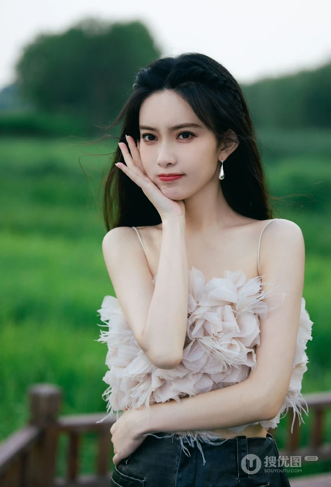 孟子义户外田间木栈道娇俏可爱美照，肩带衣加短裙尽显白皙肌肤身段