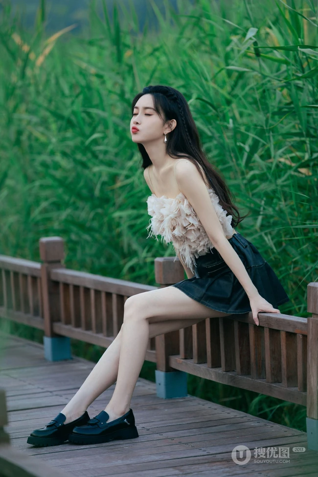 孟子义户外田间木栈道娇俏可爱美照，肩带衣加短裙尽显白皙肌肤身段