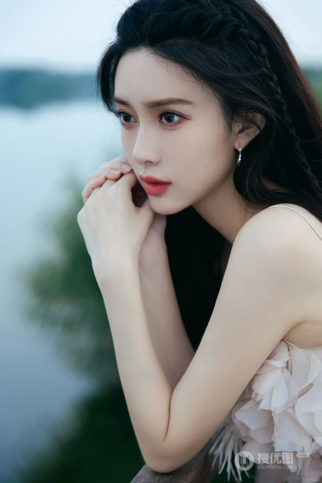 孟子义户外田间木栈道娇俏可爱美照，肩带衣加短裙尽显白皙肌肤身段