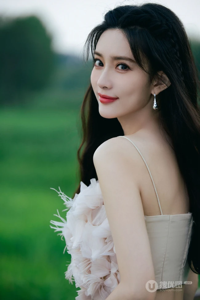 孟子义户外田间木栈道娇俏可爱美照，肩带衣加短裙尽显白皙肌肤身段