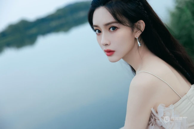 孟子义户外田间木栈道娇俏可爱美照，肩带衣加短裙尽显白皙肌肤身段