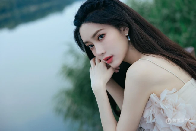 孟子义户外田间木栈道娇俏可爱美照，肩带衣加短裙尽显白皙肌肤身段