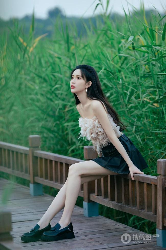 孟子义户外田间木栈道娇俏可爱美照，肩带衣加短裙尽显白皙肌肤身段