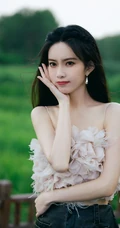 孟子义户外田间木栈道娇俏可爱美照，肩带衣加短裙尽显白皙肌肤身段