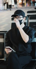 吴磊全黑穿搭加口罩机车街拍路人照图片