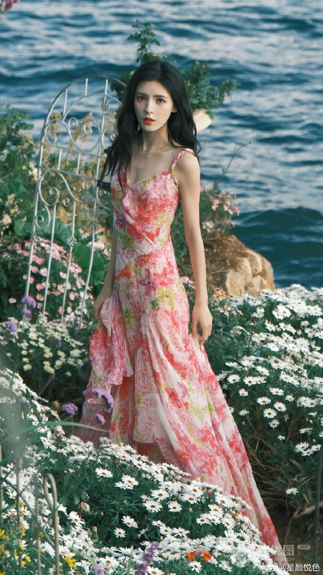 张予曦肩带印花裙海边花园清新写真美照