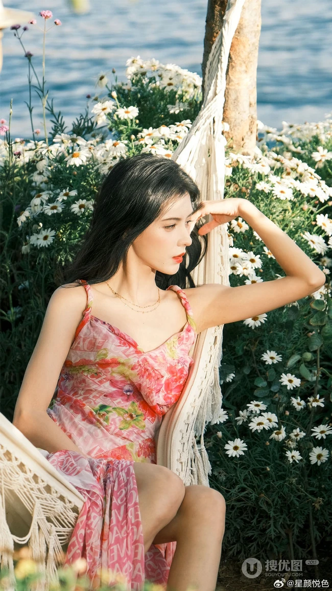 张予曦肩带印花裙海边花园清新写真美照
